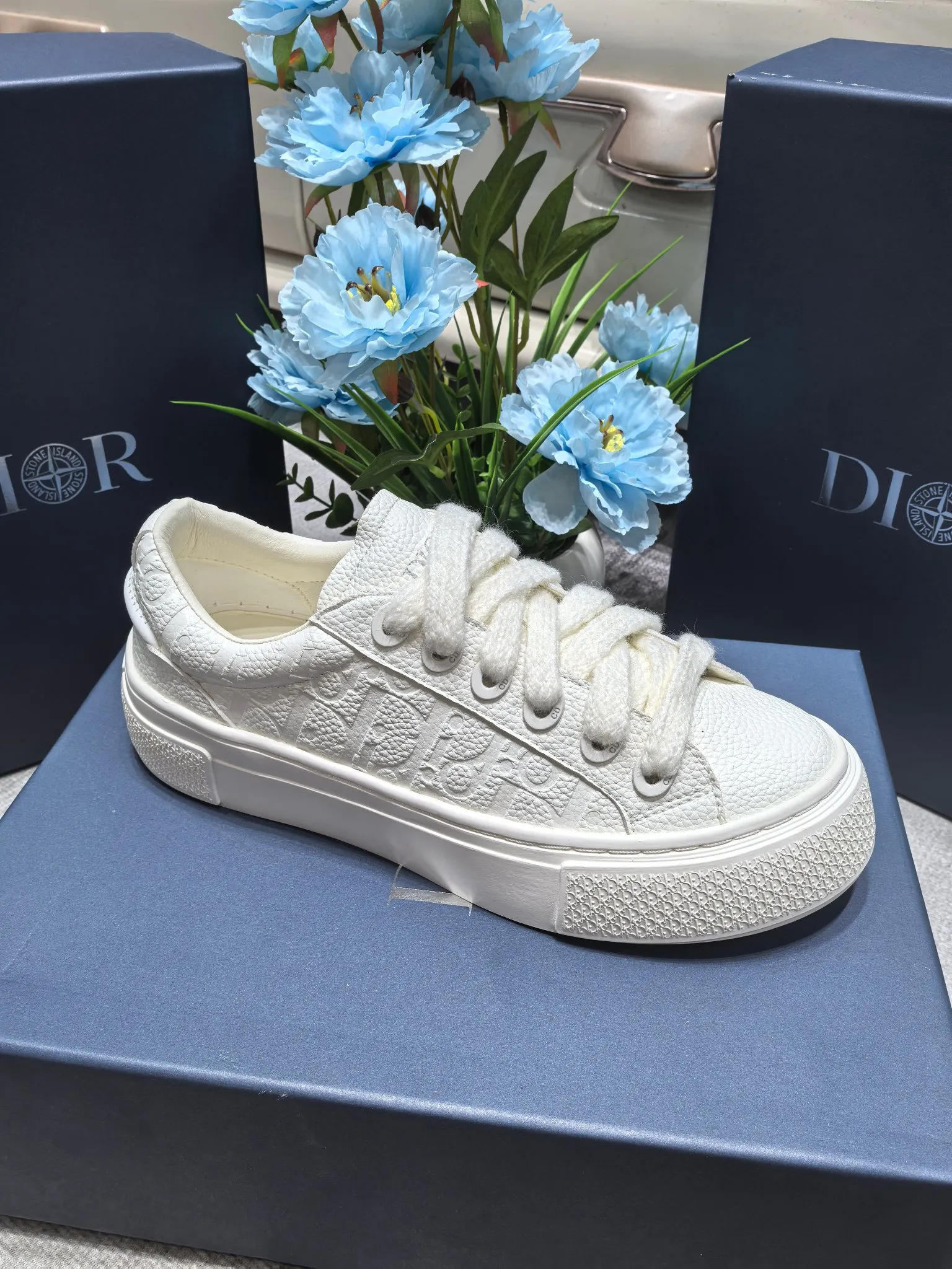 👟👟Ex-factory price 560👟👟 New Dior casual shoes for couples. Dior's casual style has been reinterpreted to highlight the spirit of futurism. Carefully crafted from ultra-light white rubber and decorated with curved cannage pattern Cosmo pattern, it reinterprets the classic design. It highlights the sports and leisure style and can be matched with all kinds of casual outfits this season. The TPU outsole creates a refined look. 35-45
